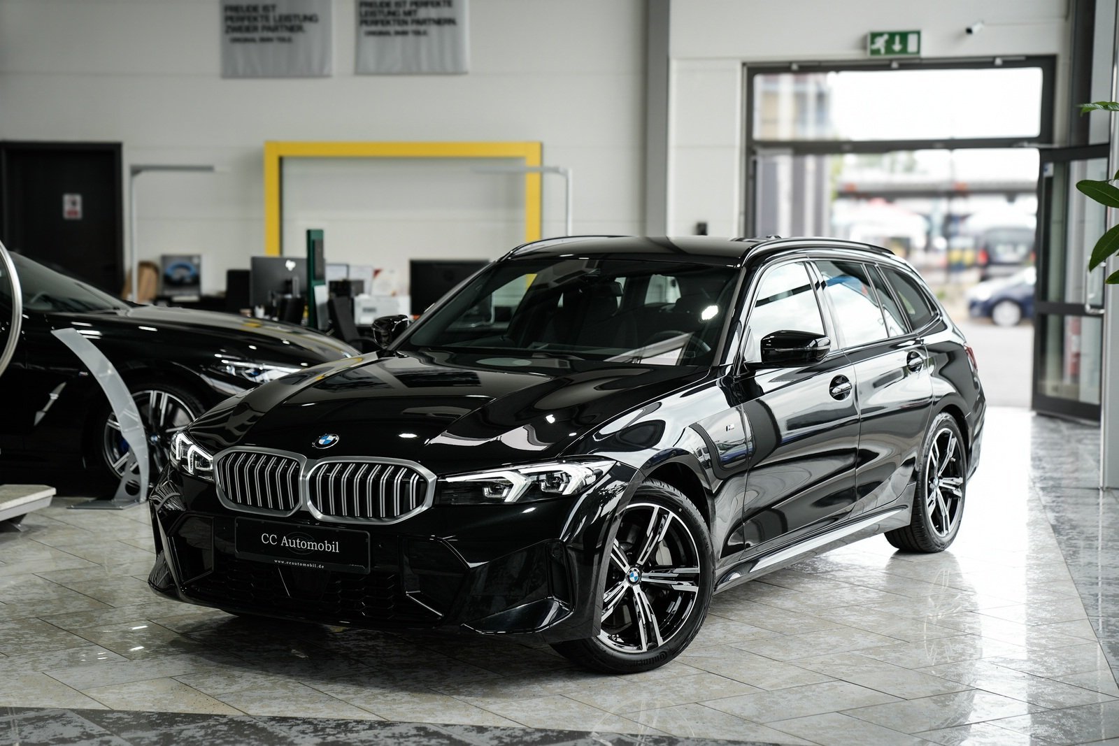 BMW 330 i xDrive M Sport Touring 1